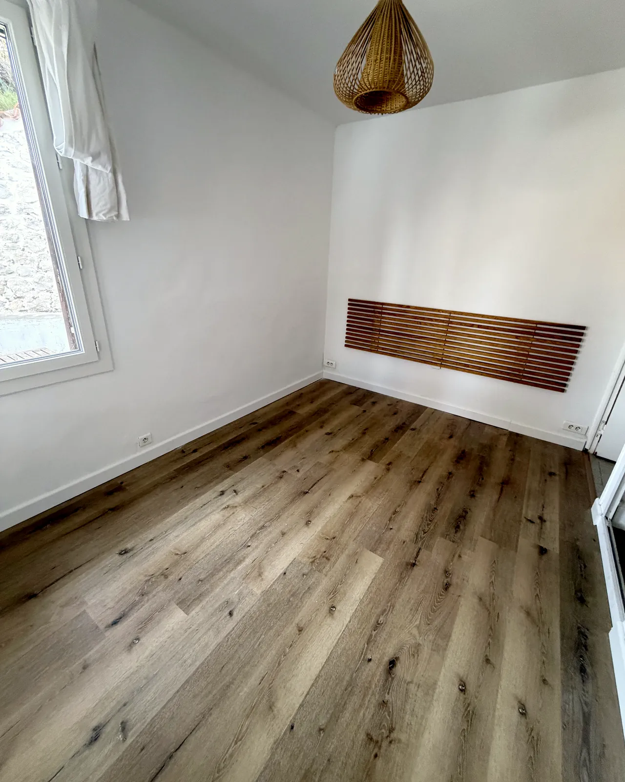 Chambre, sol effet chêne et tête de lit en lattes