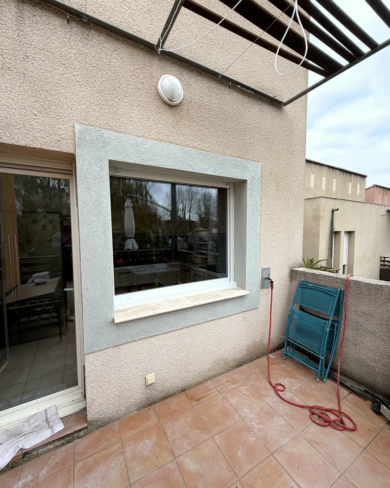 Nouvelle fenêtre et encadrement en enduit