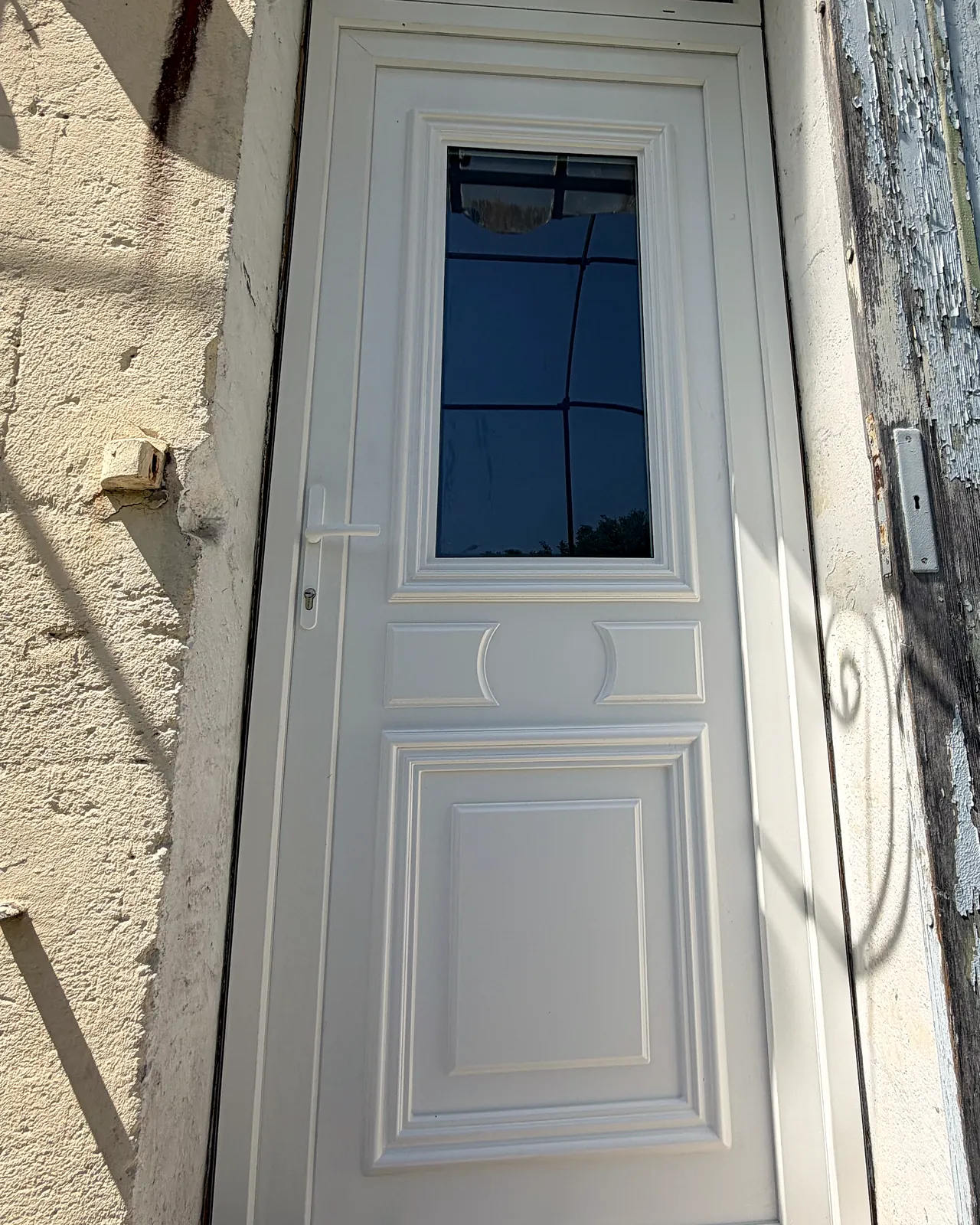 Porte d'entrée moulurée, vue de l'extérieur