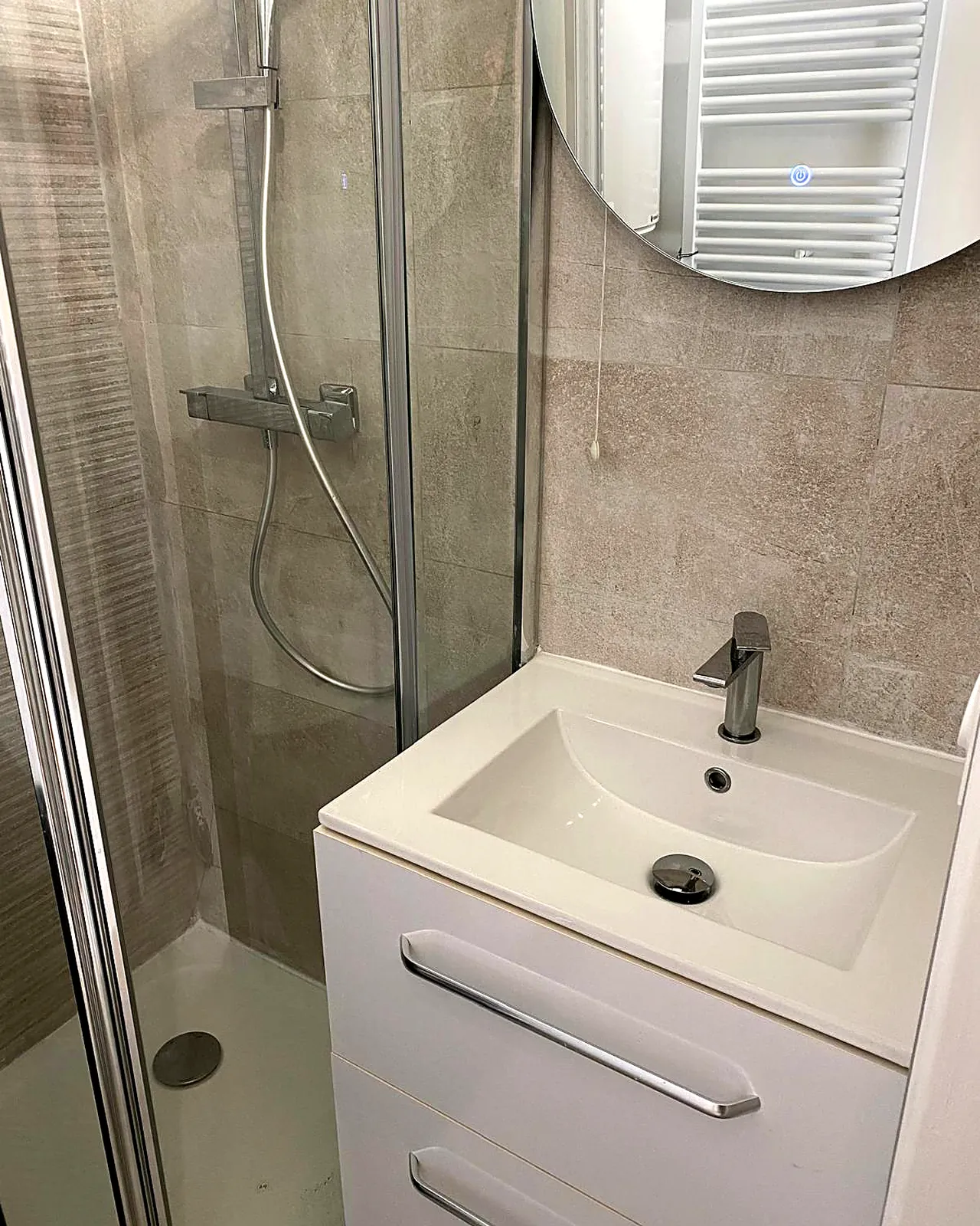 Petite salle d'eau avec douche et meuble vasque