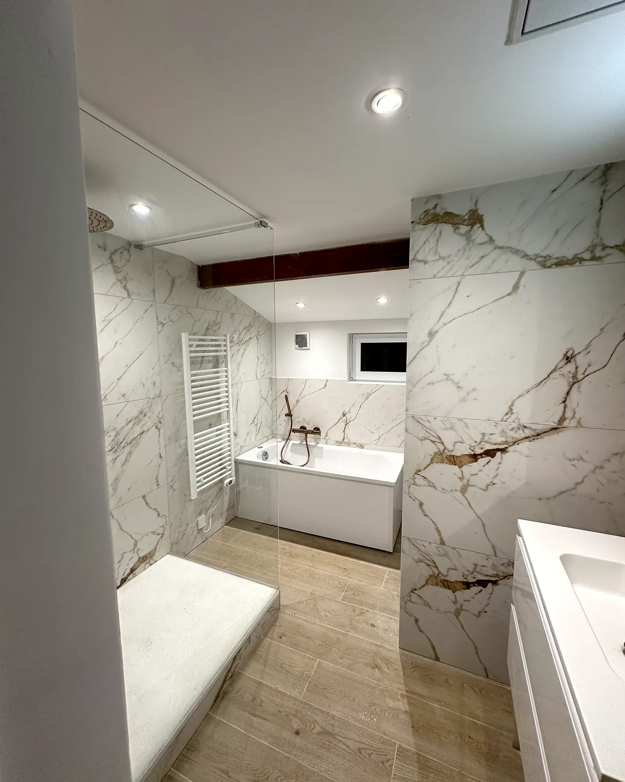 Baignoire sous rampant et poutre apparente