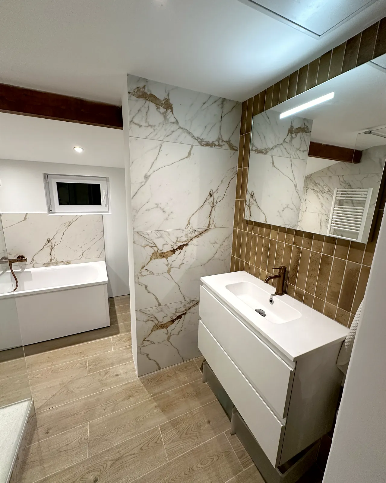 Salle de bain rénovée : grès effet marbre et faïence ocre