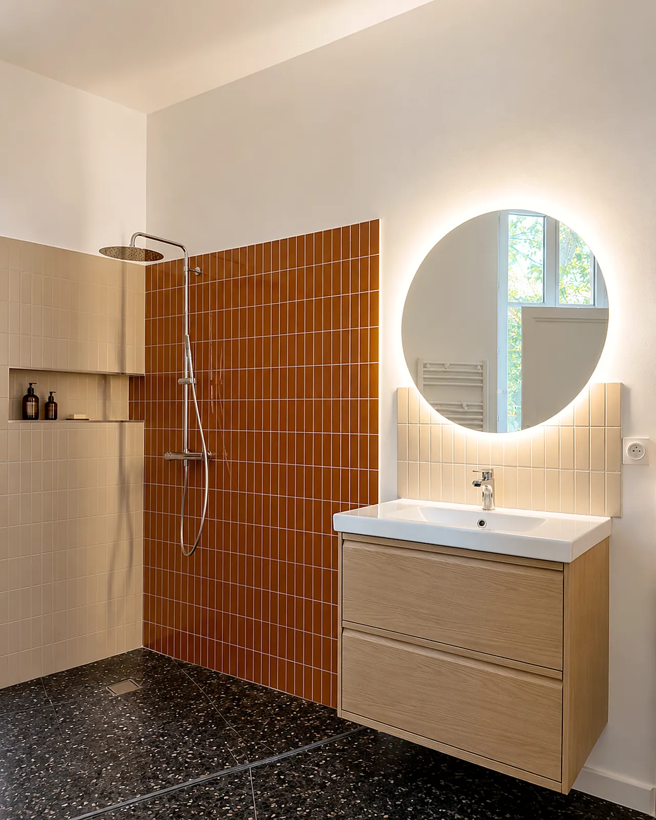 Salle d'eau rénovée par T2V Projects : douche à l'italienne, faïence terracotta, sol terrazzo