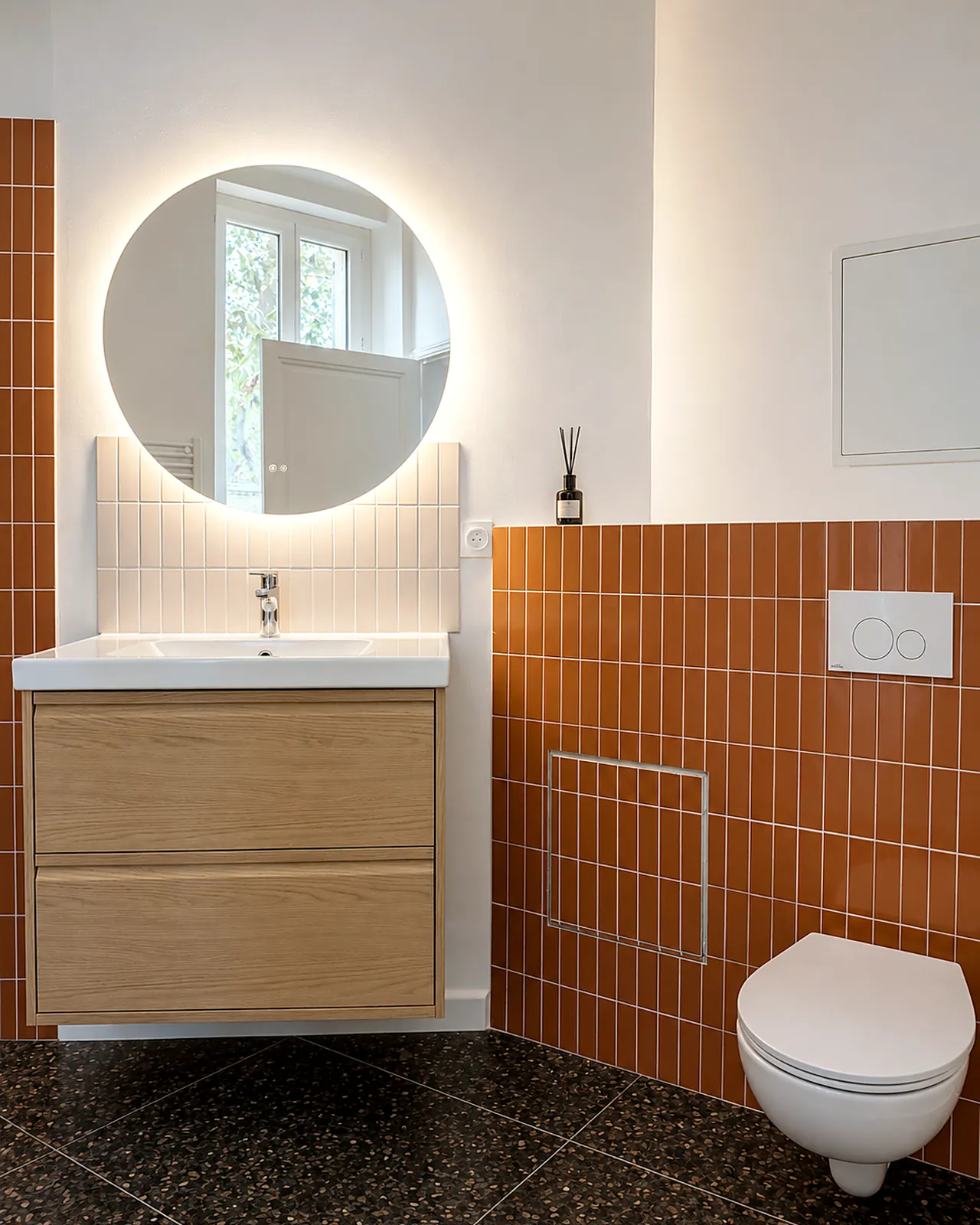 Meuble vasque en chêne, miroir rétroéclairé et WC suspendu