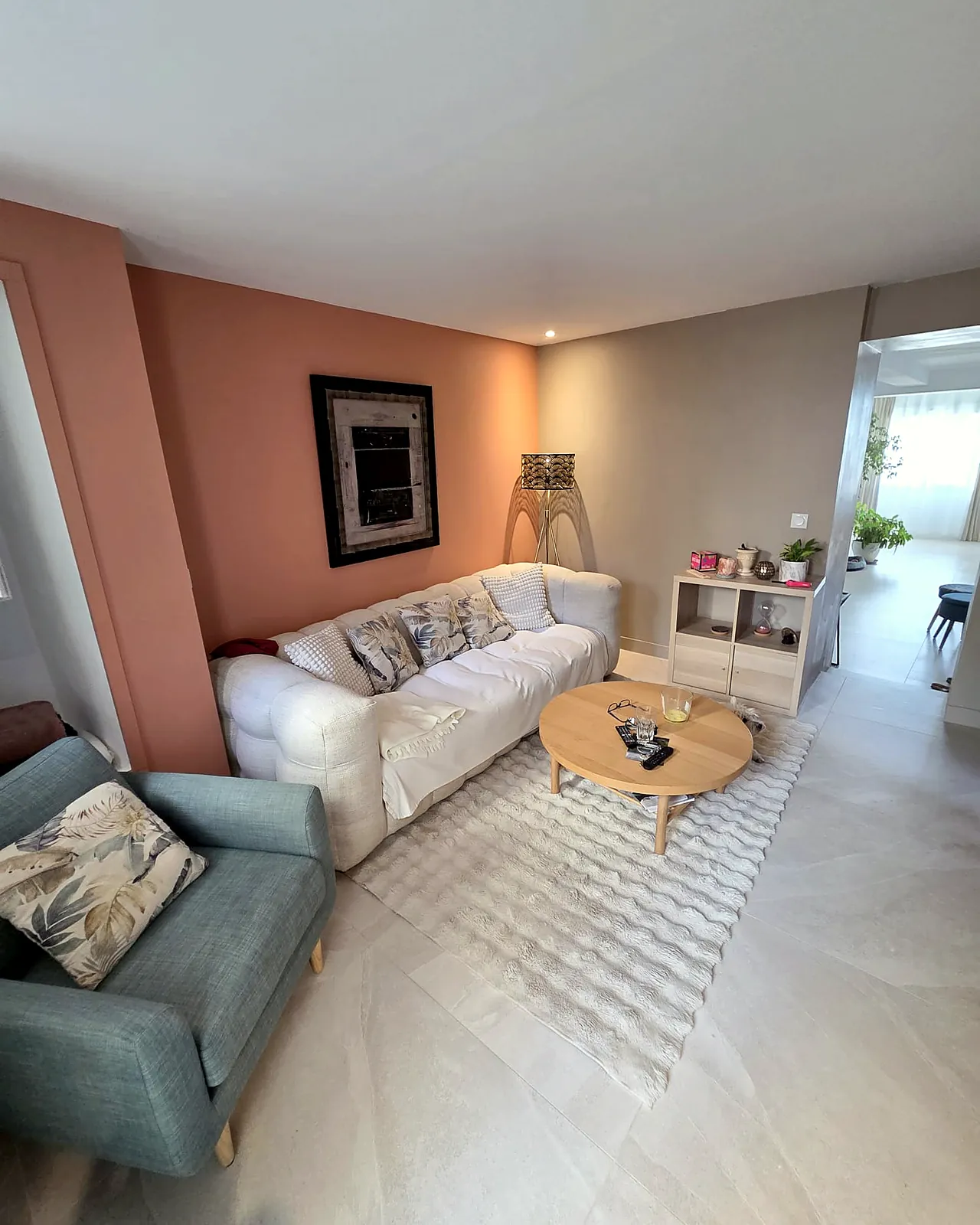 Séjour, mur d'accent terracotta